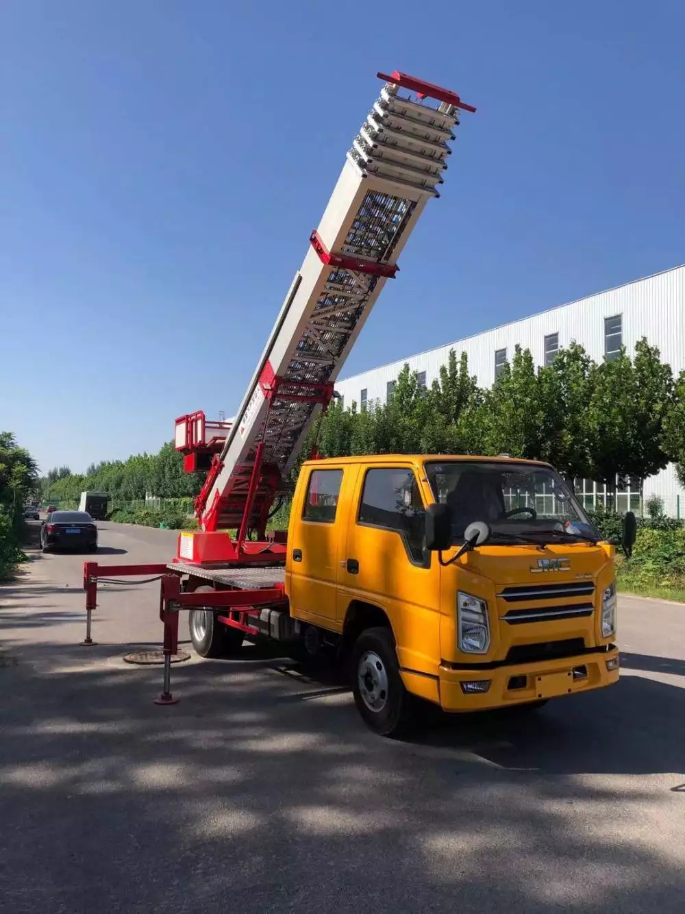 开化县附近的云梯车出租服务：轻松解决高空作业需求