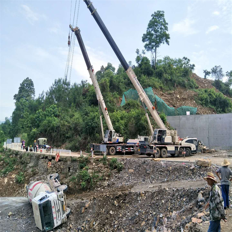 开化县汽车掉沟里叫吊车救援要多少钱